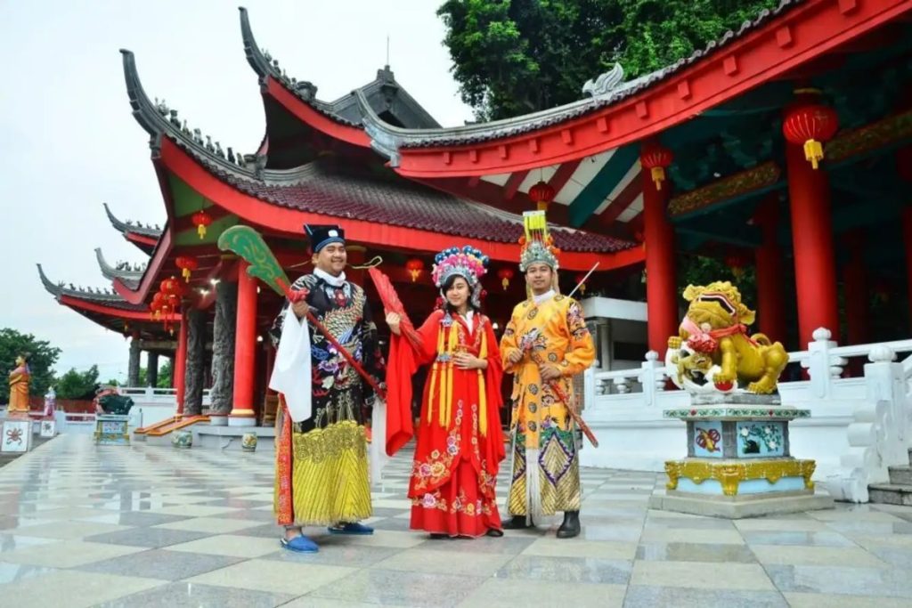 Wisatawan berpose di depan Klenteng Sam Poo Kong