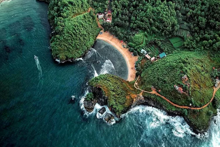 Wisata-Pantai-Bercak-Pacitan-2842994553